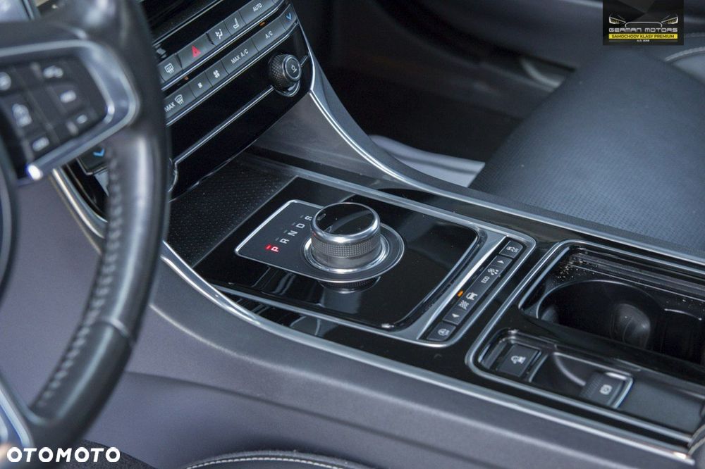 Jaguar XE - 18