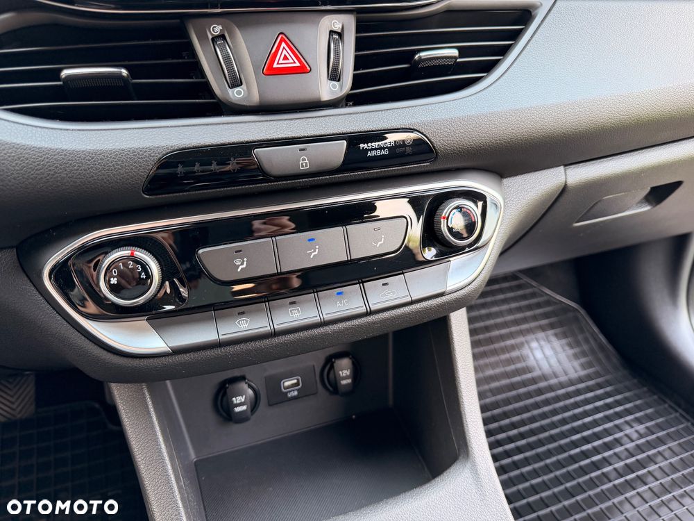 Hyundai i30 1.5 DPI Classic + - 16
