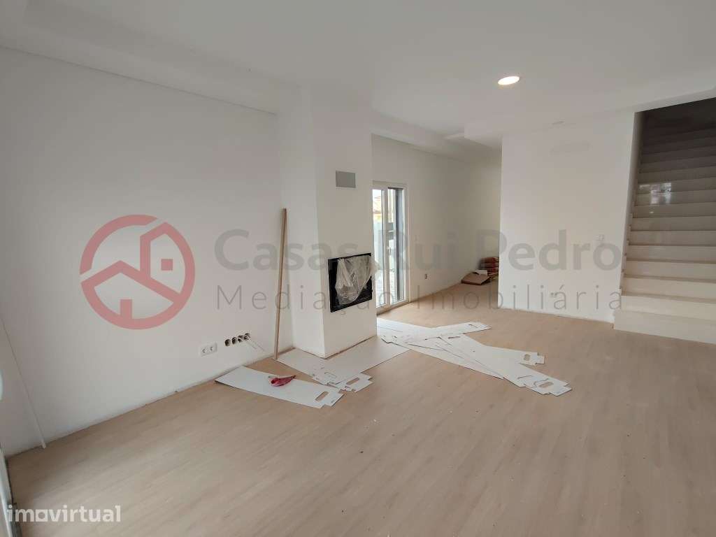 Moradia Geminada Triplex T4 em Lote de Gaveto, Conforto e Tranquili... - Grande imagem: 3/45