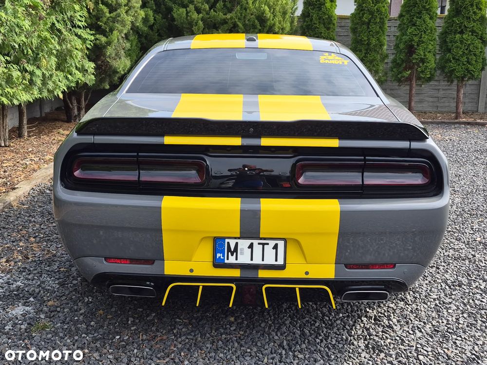 Dodge Challenger - 12