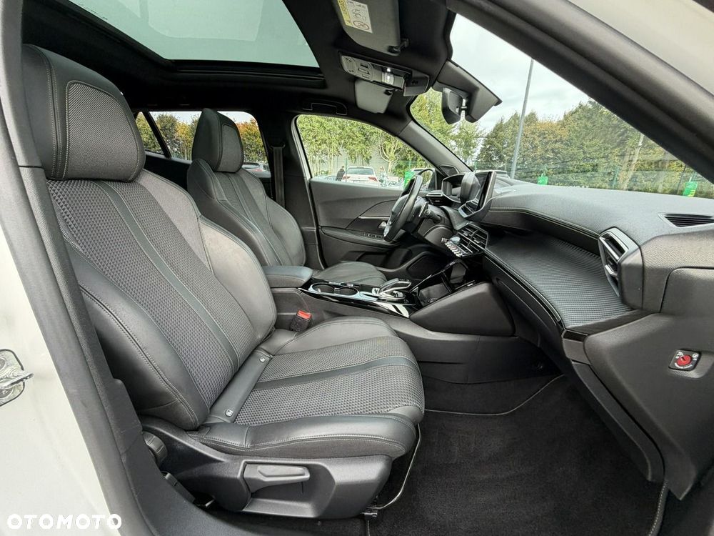 Peugeot 2008 PureTech 130 EAT8 GT - 32