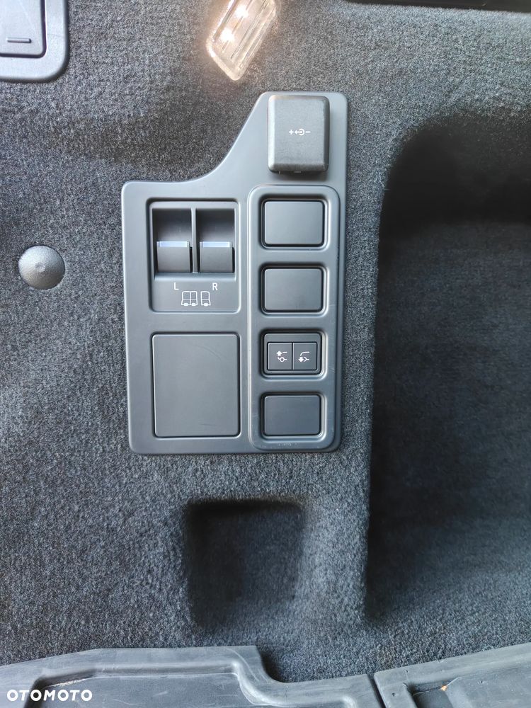 Land Rover Discovery 3.0 P360 mHEV R-Dynamic HSE - 38