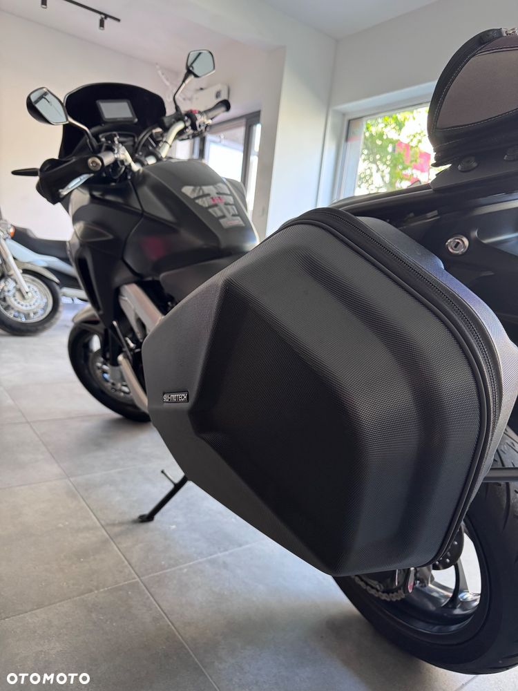 Honda VFR - 13