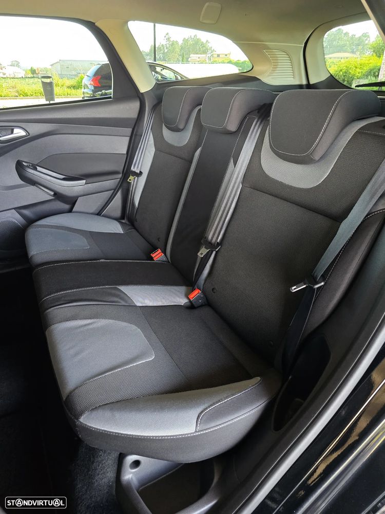 Ford Focus 1.0 EcoBoost S&S Champions Edition - 28