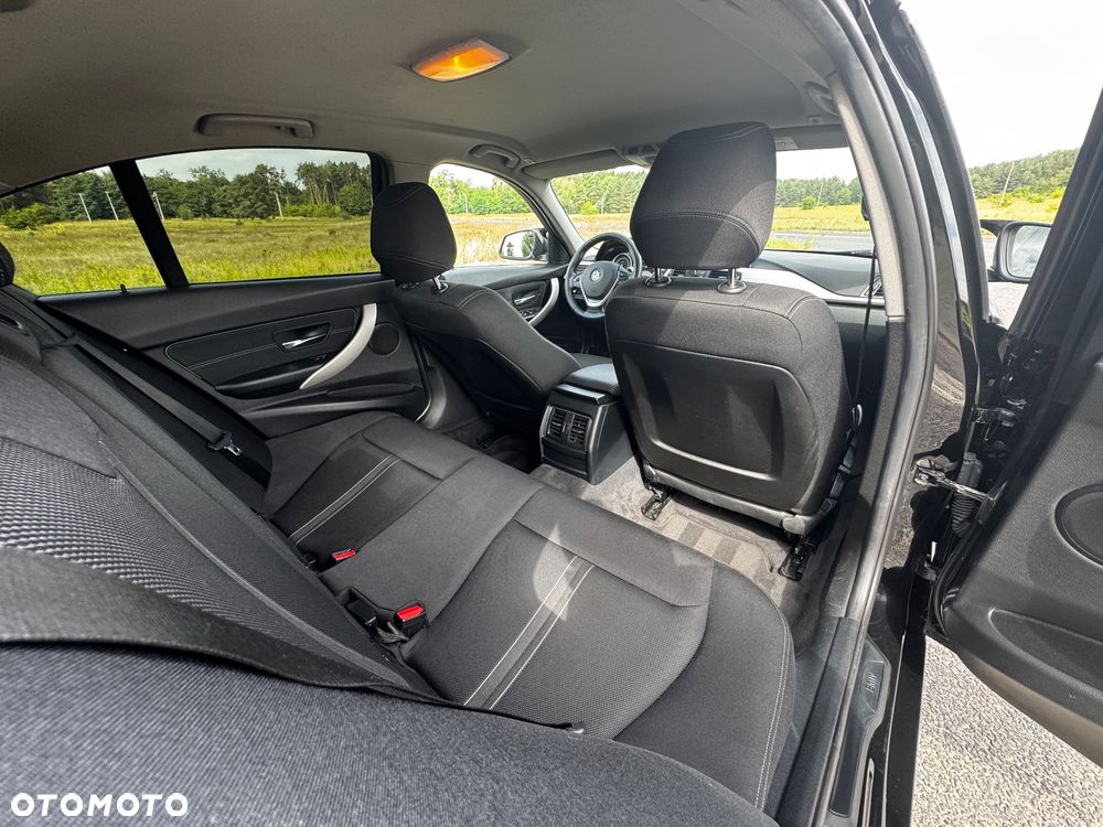 BMW Seria 3 320i - 32