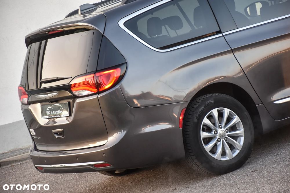 Chrysler Pacifica - 12