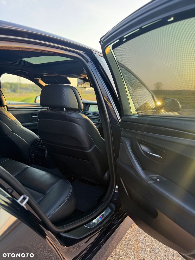 BMW Seria 5 525d xDrive - 28