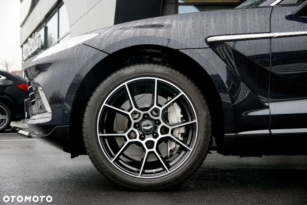 Aston Martin DBX - 11