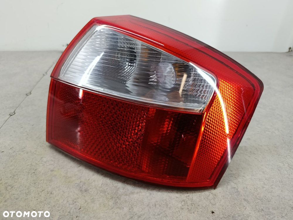 LAMPA TYLNA PRAWA AUDI A4 B6 SEDAN - 2