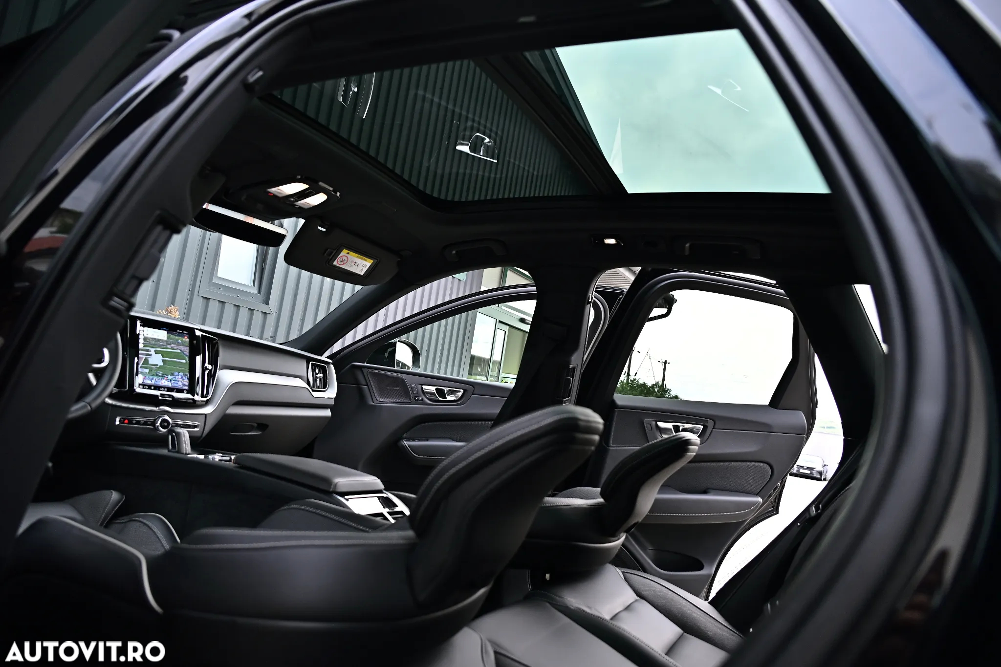 Volvo XC 60 B4 MHEV AT8 AWD R-Design - 32
