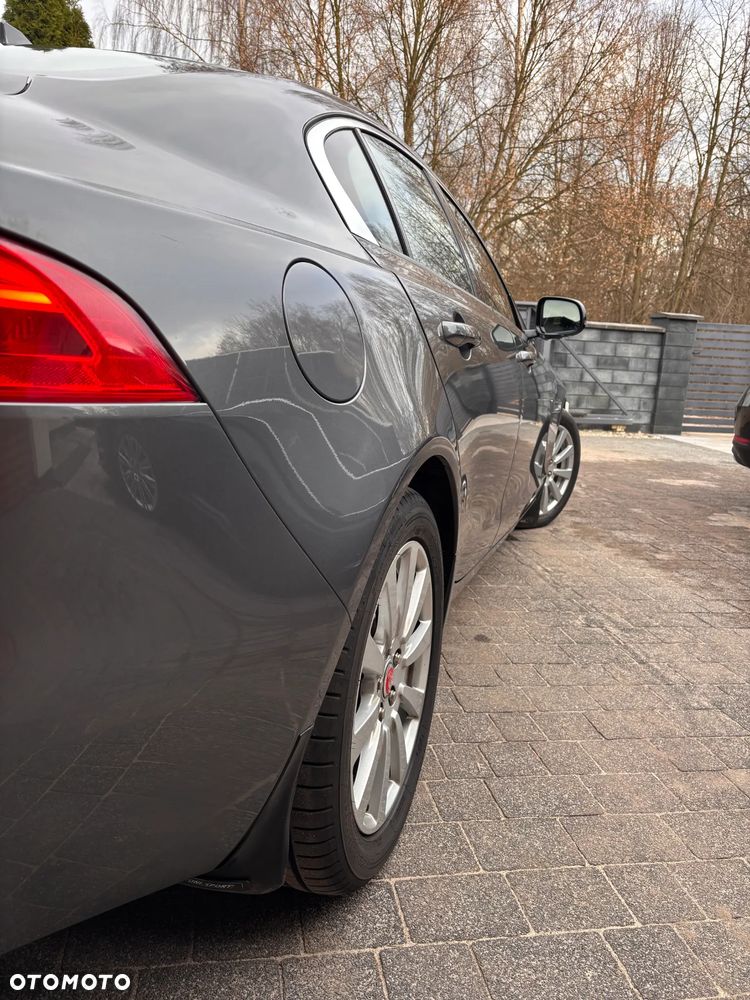 Jaguar XE 2.0 D Portfolio - 21