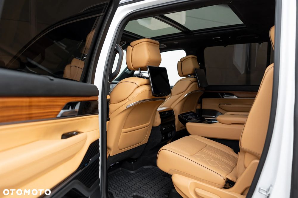 Jeep Grand Wagoneer - 14