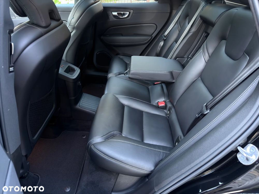 Volvo XC 60 T8 AWD Plus Dark - 33