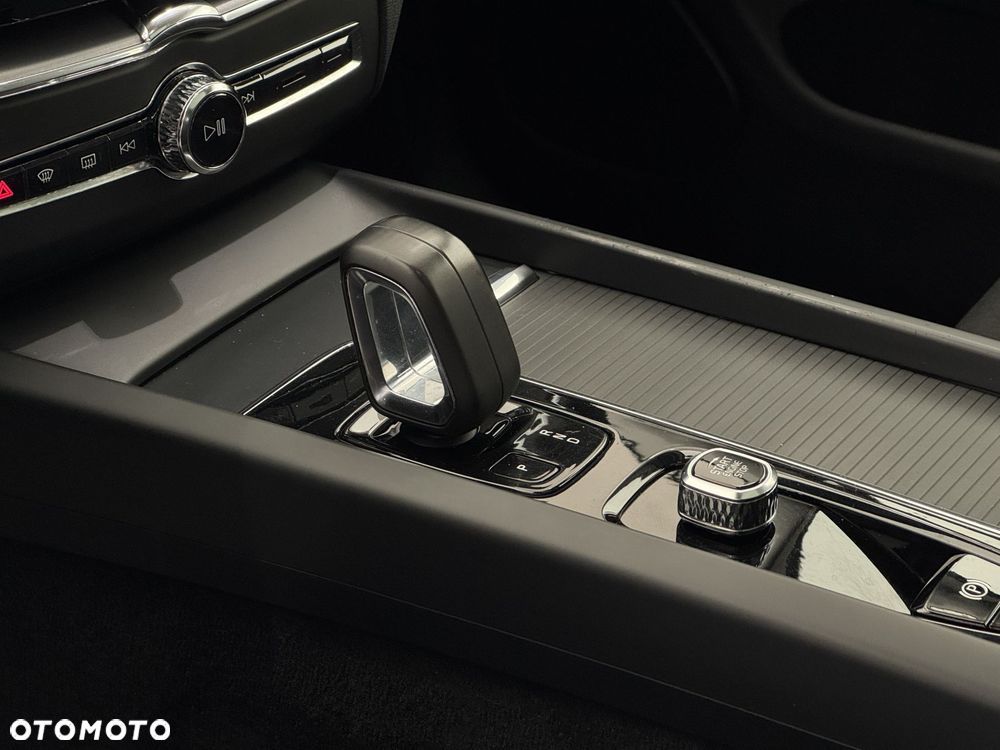 Volvo XC 60 T6 Plug-In Hybrid AWD Inscription - 9
