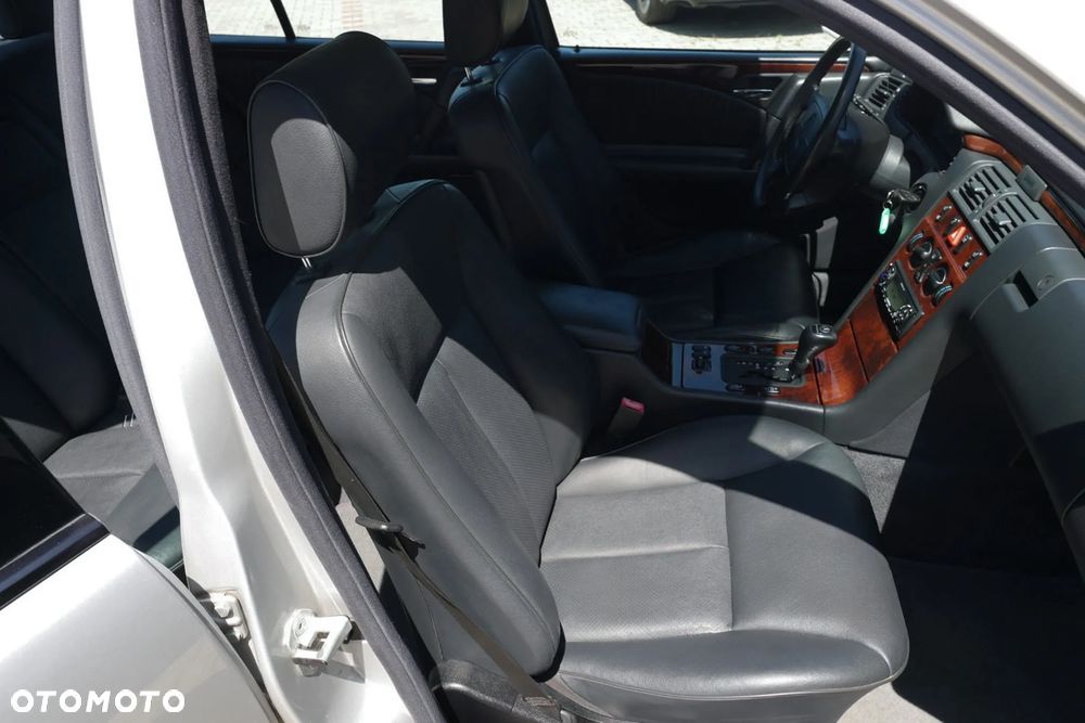 Mercedes-Benz Klasa E 240 Elegance - 14