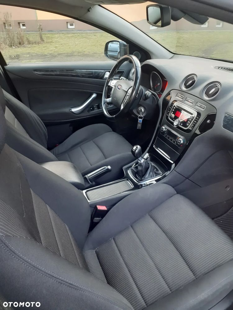 Ford Mondeo 2.0 TDCi Ghia - 12