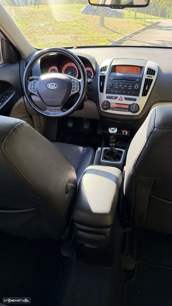Kia Ceed 1.6 CRDi EX — fotografia 10