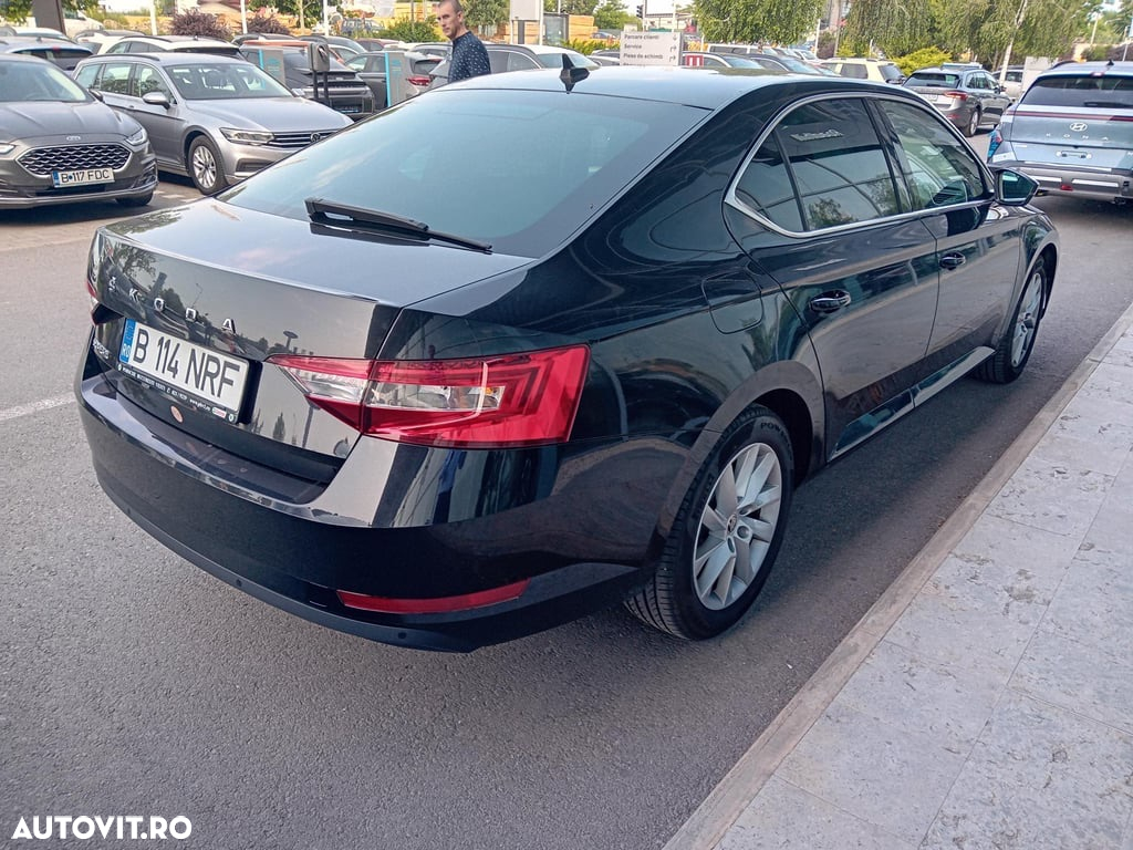 Skoda Superb 2.0 TDI DSG Ambition - 4