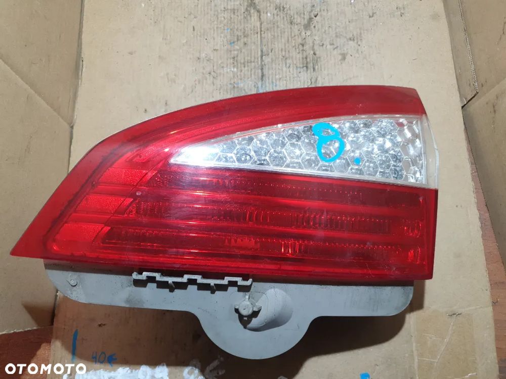 FORD MONDEO MK4 KOMBI 07-10 LAMPA PRAWY TYŁ W KLAPĘ - 1