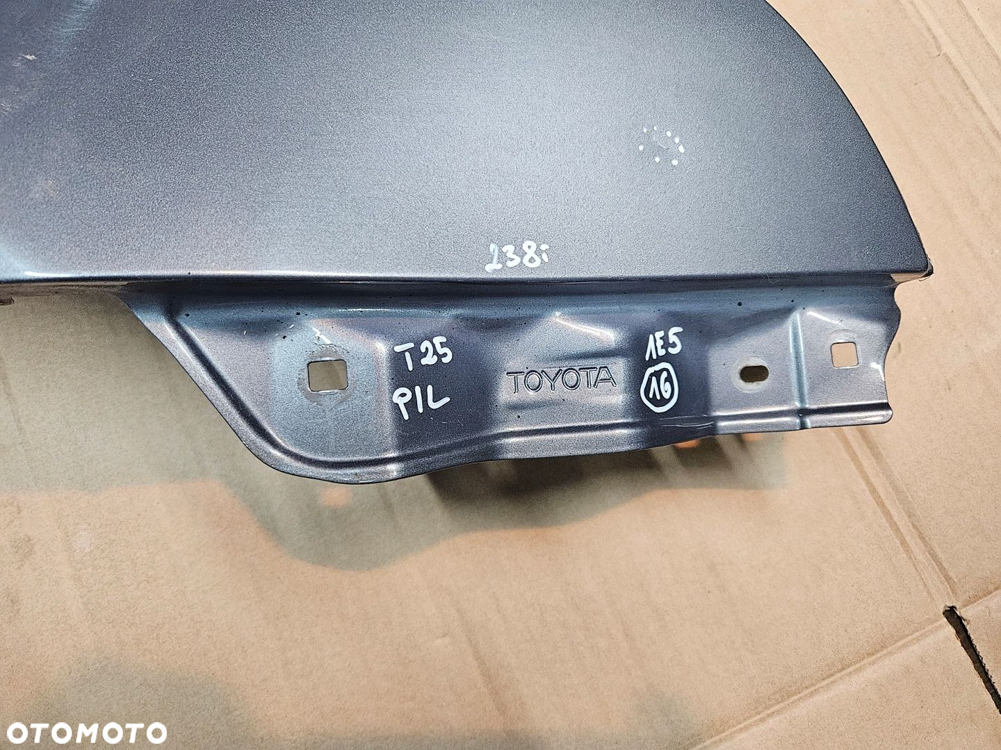 TOYOTA AVENSIS T25 03-06 BŁOTNIK PRAWY 1E5 - 6