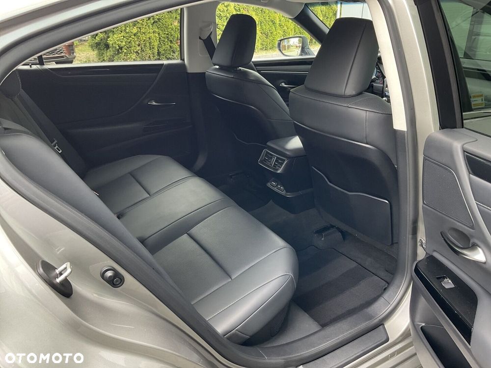 Lexus ES 300h Business Edition - 16