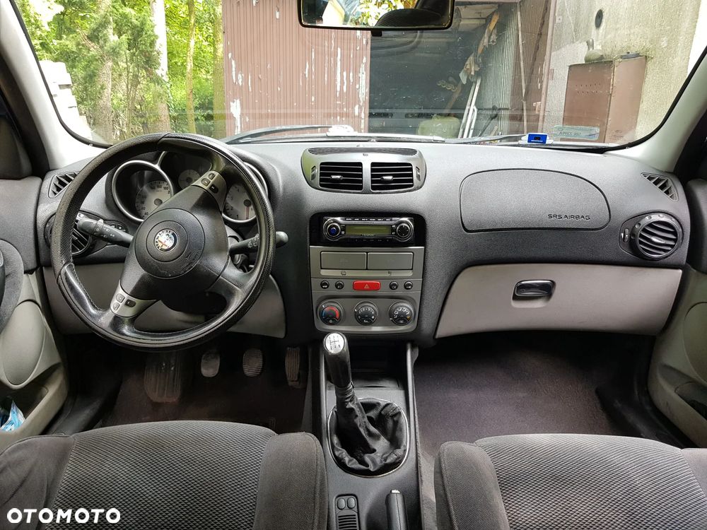 Alfa Romeo 147 1.6 Twin Spark Distinctive - 8