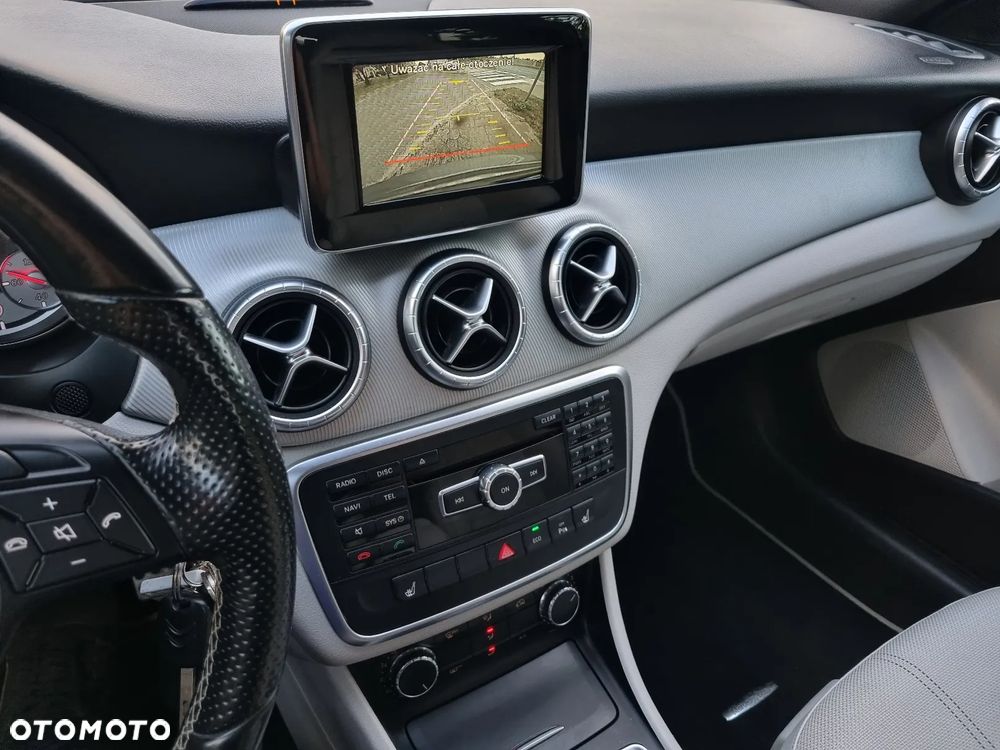 Mercedes-Benz CLA - 12