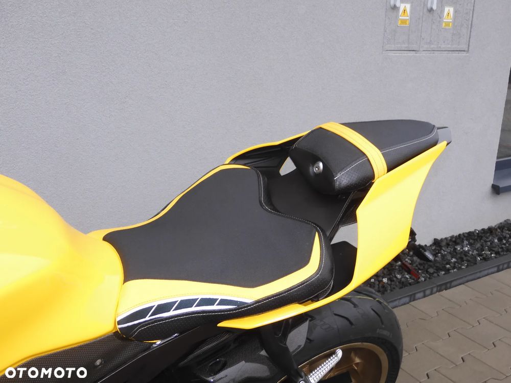 Yamaha R1 - 32