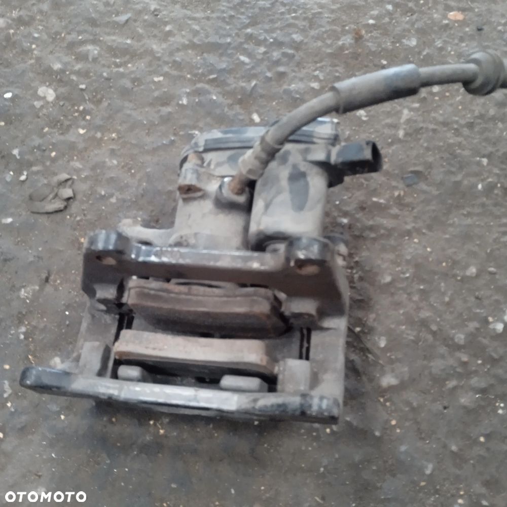 Zacisk tylny A4 B8 - 3