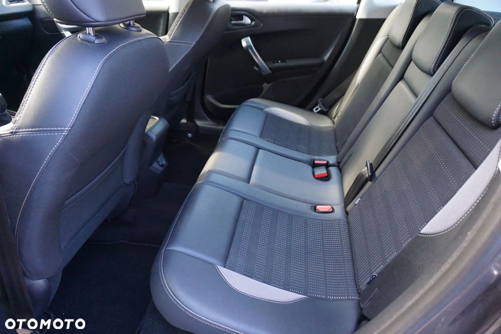 Peugeot 2008 1.2 Pure Tech Allure S&S - 10