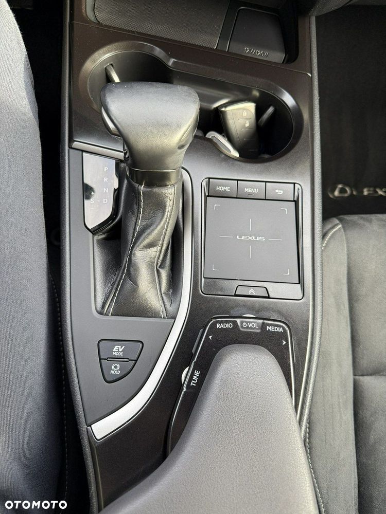 Lexus UX - 25