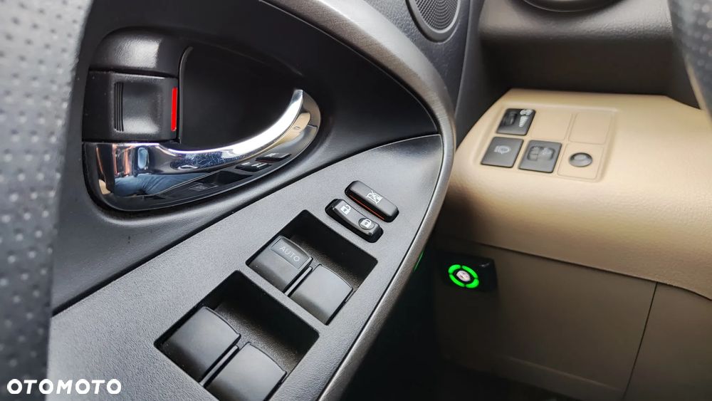 Toyota RAV4 2.0 VVT-i Premium - 9