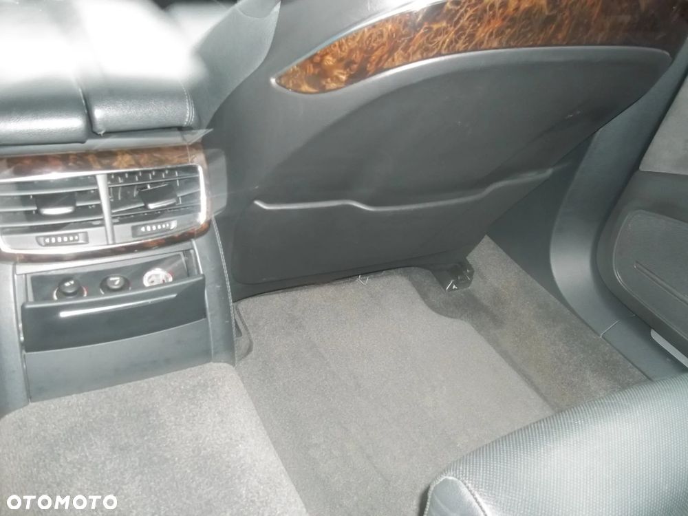 Audi A8 4.2 L Quattro - 15