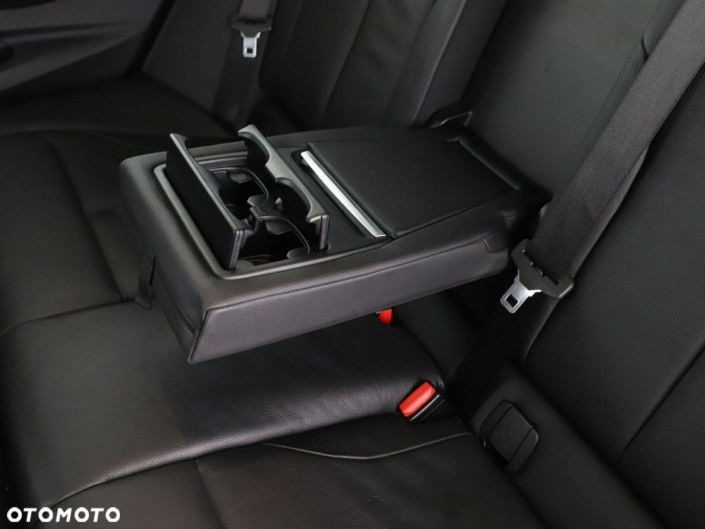 BMW Seria 3 318d Luxury Line - 38