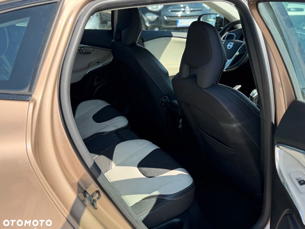 Volvo V40 D2 R Design - 18