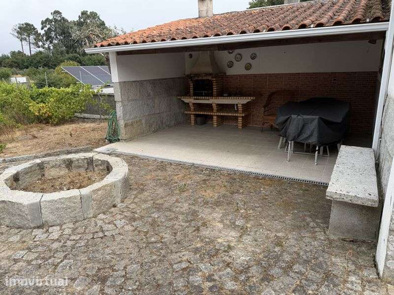Casa T3 com jardim, churrasqueira e garagem na Esculca em Viseu - Grande imagem: 4/12