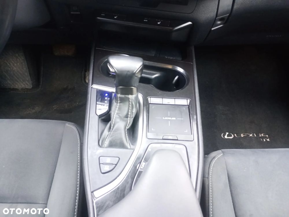 Lexus UX - 10