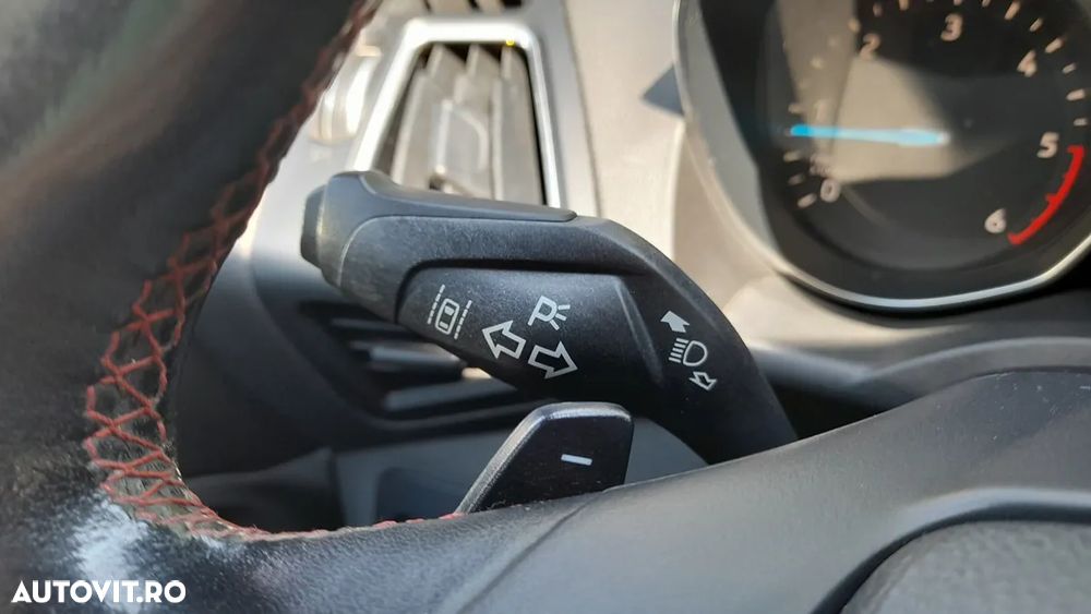 Ford Kuga 2.0 TDCi 4WD Powershift ST-Line - 35