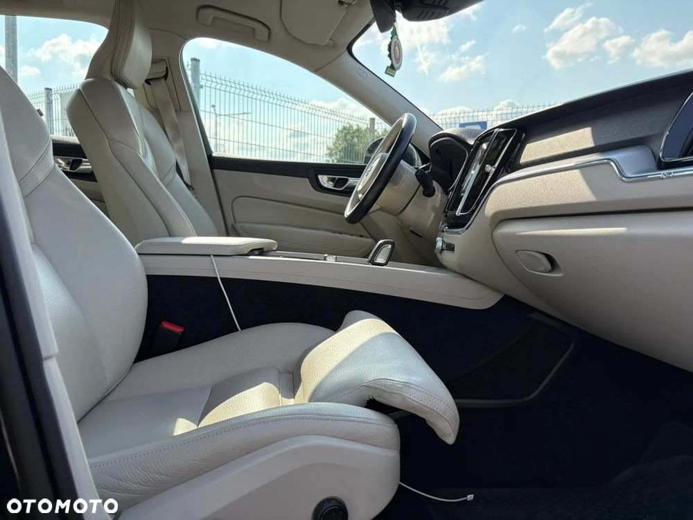 Volvo XC 60 B4 D AWD Momentum - 26