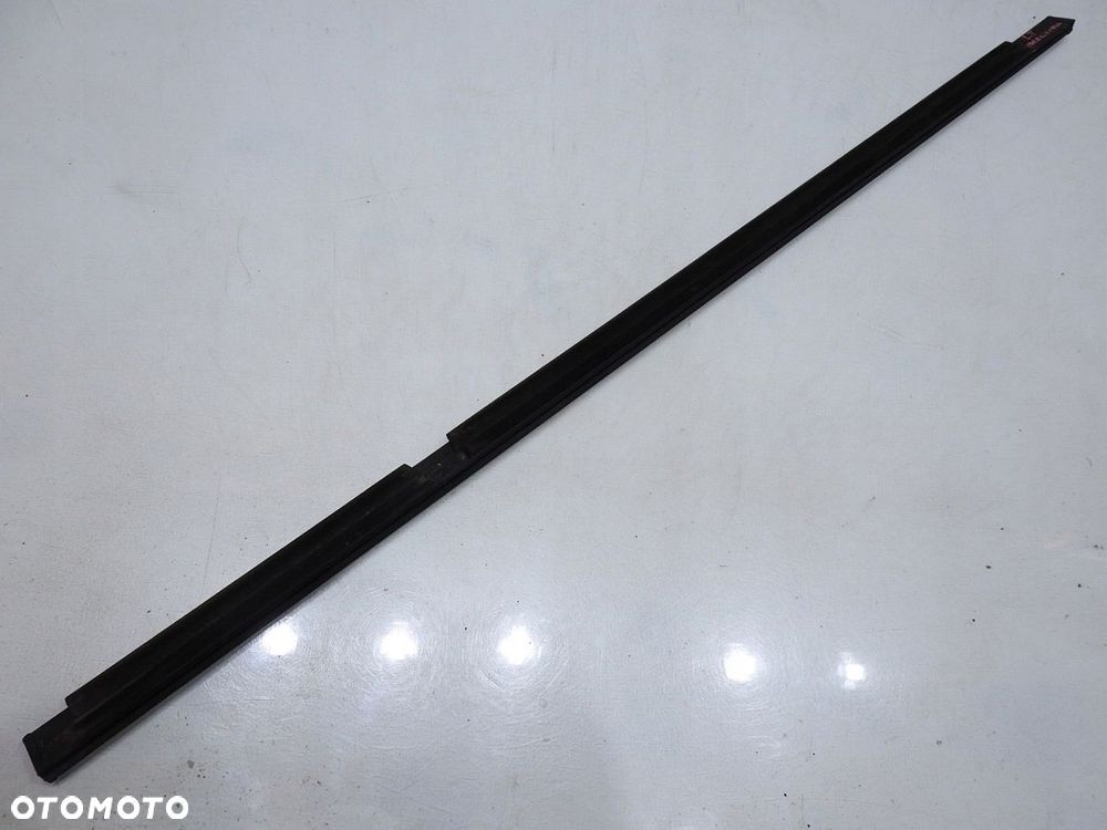 LISTWA ZGARNIAJĄCA LEWY TYŁ VECTRA C LIFT KOMBI - 5