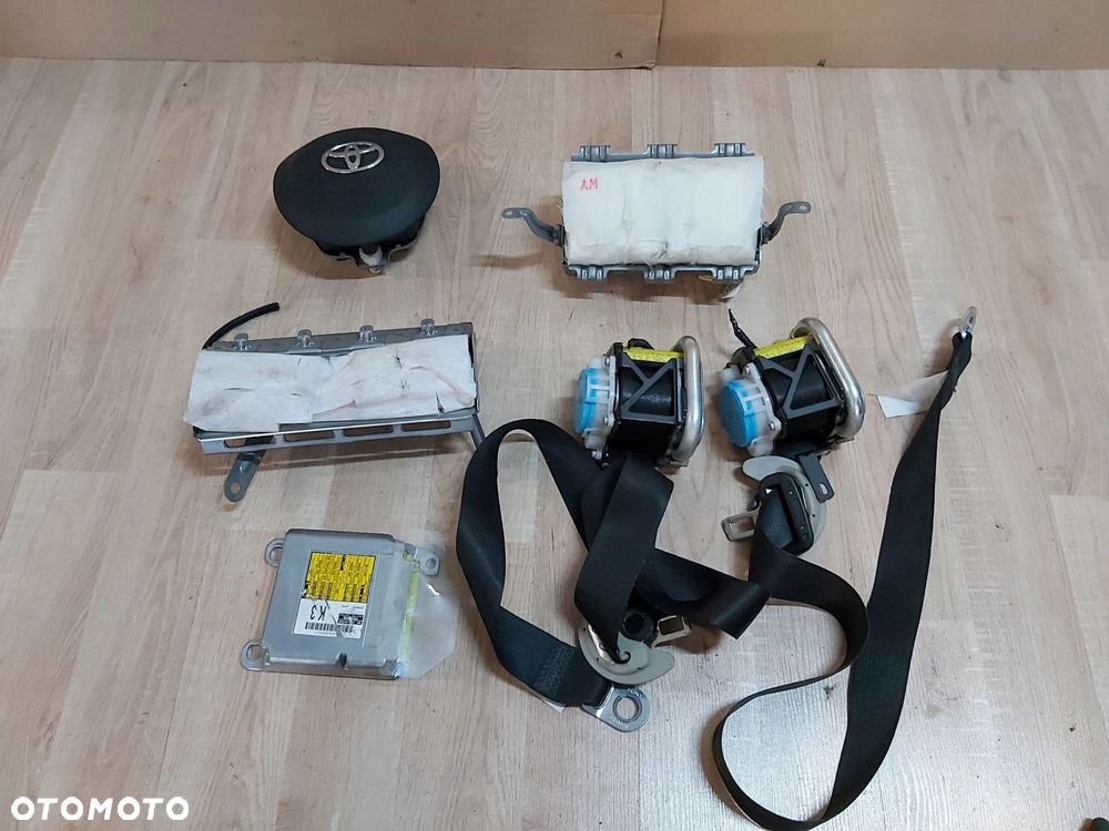 Toyota VERSO S poduszka kierowcy deska pas przód - 1