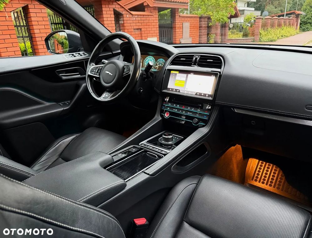 Jaguar F-Pace 2.0 i4P AWD R-Sport - 24
