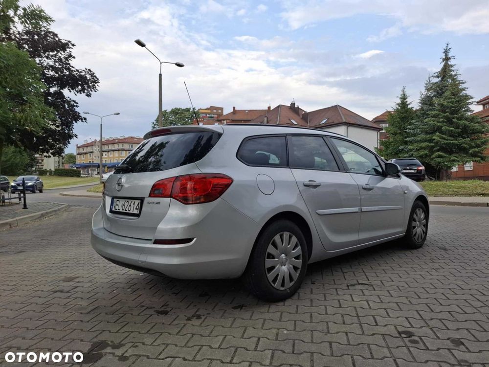 Opel Astra 2011 photo 4