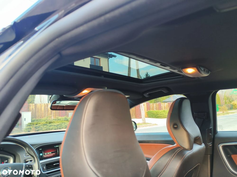 Volvo V60 D6 AWD Plug-in Hybrid R-Design Momentum - 17