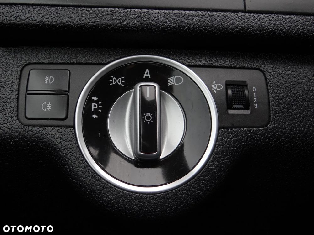 Mercedes-Benz Klasa C 180 BlueEFFICIENCY 7G-TRONIC Avantgarde - 38