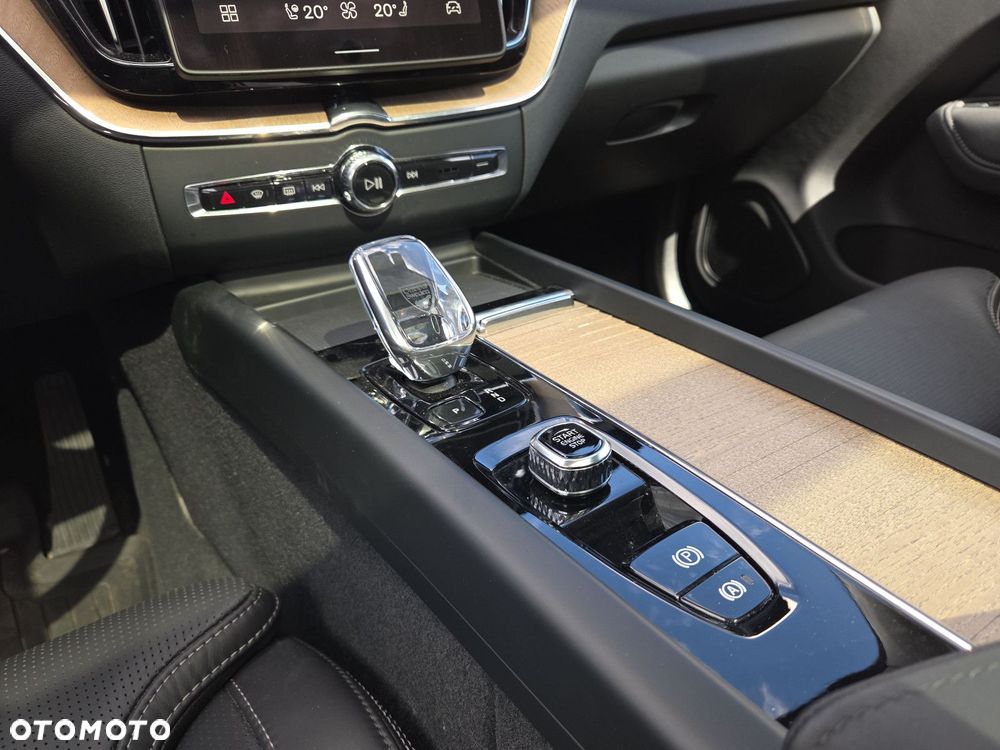 Volvo XC 60 T6 Plug-In Hybrid AWD Ultra Bright - 25