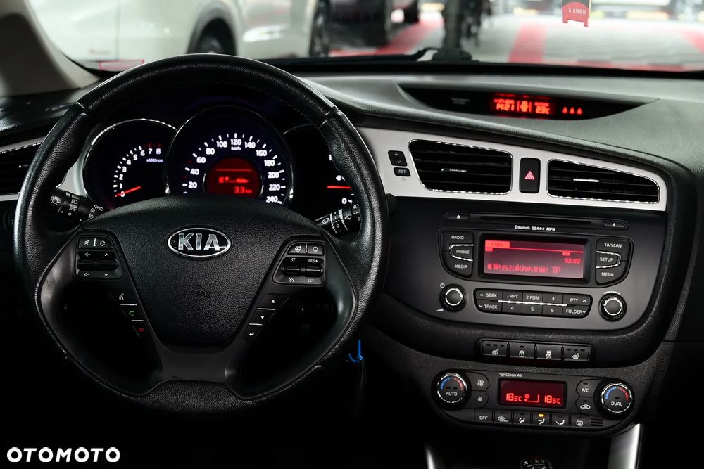 Kia Ceed 1.6 GDI Fifa World Cup Edition - 25