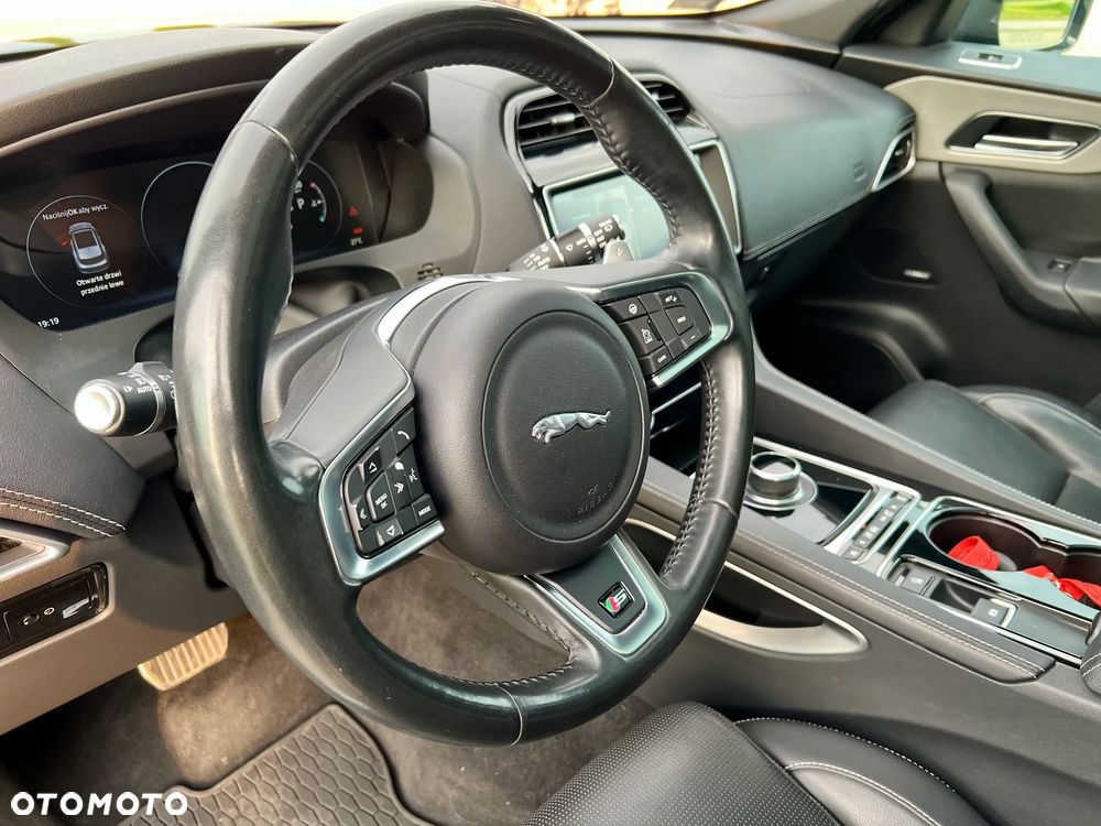 Jaguar F-Pace 3.0 V6 AWD S - 36