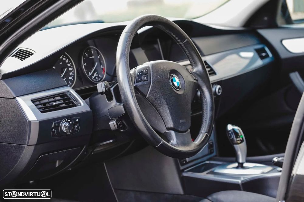 BMW 520 dA Touring Executive - 12