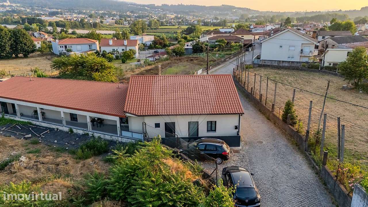 Moradia composta por 2 apartamentos de tipologia T1 - Grande imagem: 3/38